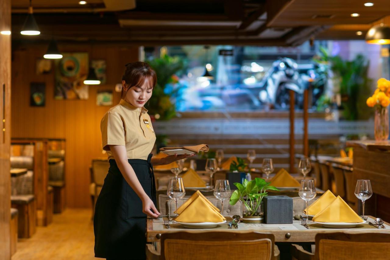 Nesta Hotel Saigon Хошимин Екстериор снимка