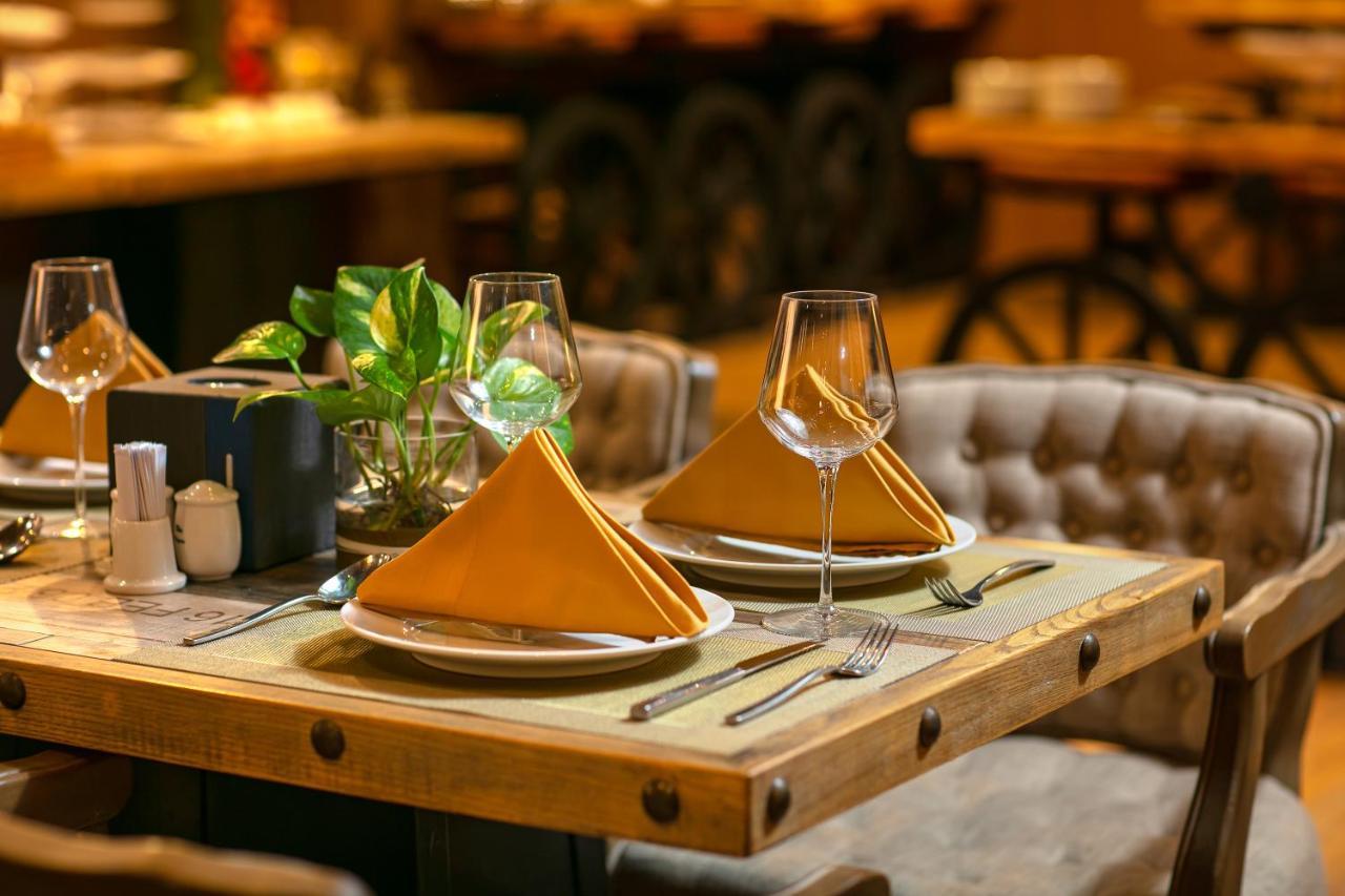 Nesta Hotel Saigon Хошимин Екстериор снимка